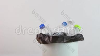 手抛空塑料水瓶进入回收仓，环保.. 零废物概念